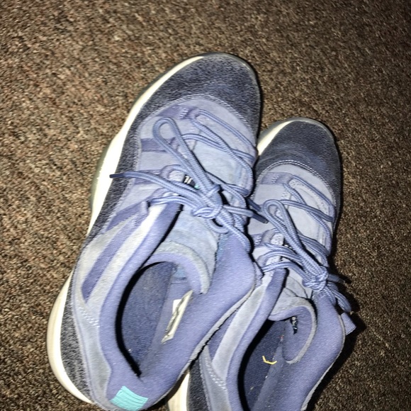 Jordan 11s Blue Moon - Picture 4 of 6